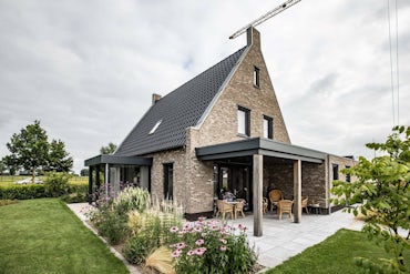 Achteraanzicht van een cottage in klassieke bouwstijl